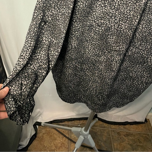 Torrid Black and White Patterned Top size 1 - Picture 9 of 10